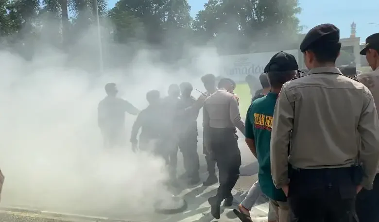 Aksi HMI MPO Ricuh di Kantor Gubernur NTB