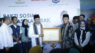 Bupati Lombok Tengah Terima Penghargaan dari Mensos