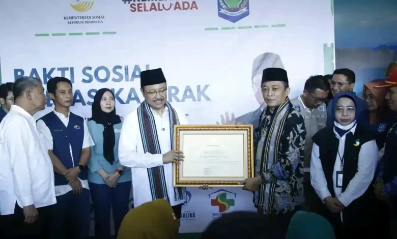 Bupati Lombok Tengah Terima Penghargaan dari Mensos