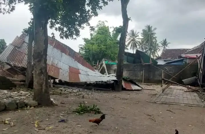 Angin Puting Beliung Rusak Belasan Rumah di Desa Kekeri Lombok Barat