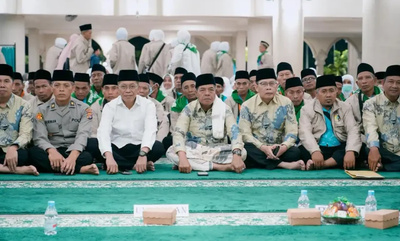 Bupati Lombok Timur Lepas 1.406 Jemaah Calon Haji Kloter Pertama Menuju Asrama