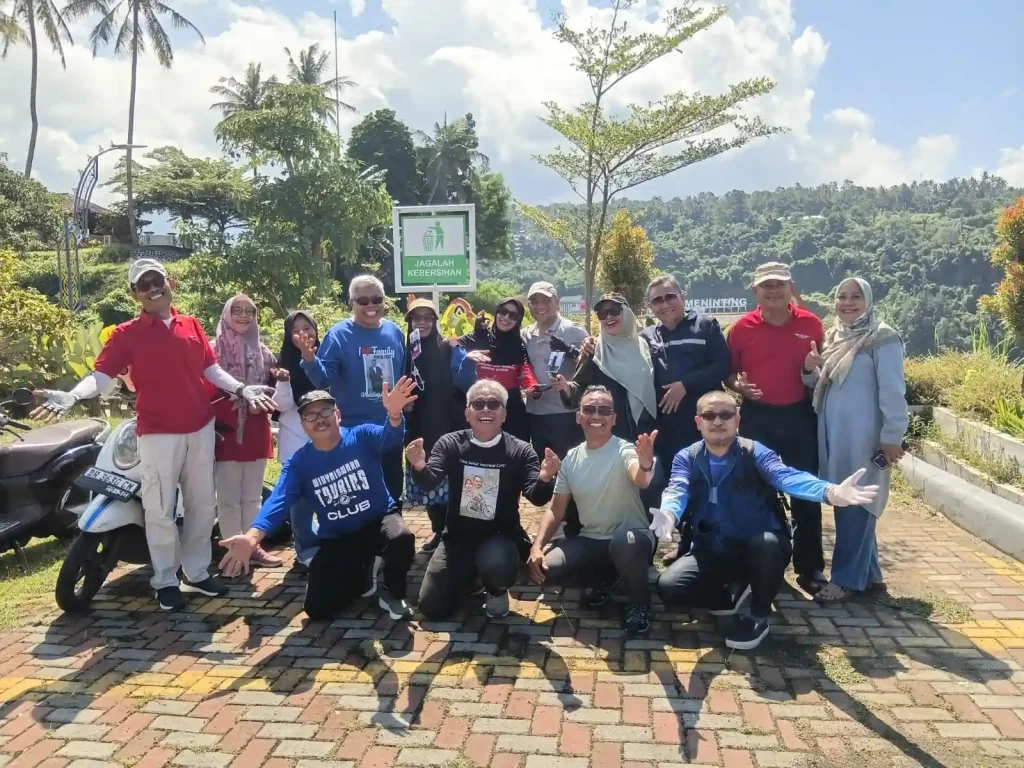 Club Touring Widyaiswara BPSDMD Provinsi NTB saat touring ke Bendungan Meninting Sampah Plastik
