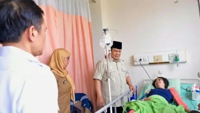 Prabowo Jenguk Korban Kecelakaan Kereta Api di RSUD Bekasi