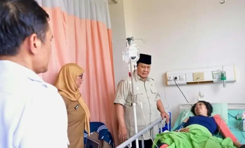 Prabowo Jenguk Korban Kecelakaan Kereta Api di RSUD Bekasi