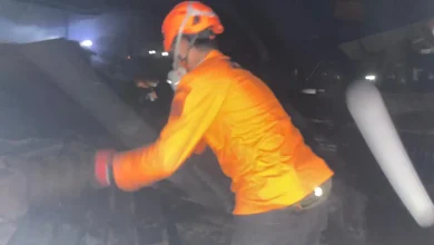 Petugas Memadamkan Kebakaran Pasar Pringgabaya