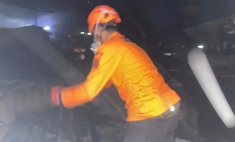 Petugas Memadamkan Kebakaran Pasar Pringgabaya