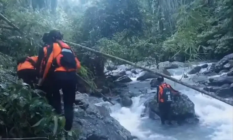 Proses Pencarian Warga Ampenan Hilang Terseret Arus di Air Terjun Tibu Ijo