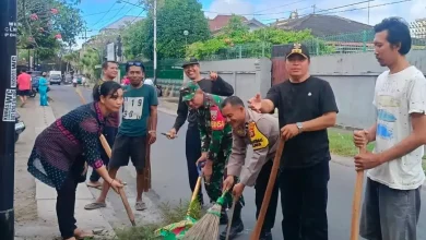 Kegiatan gotong royong di Lingkungan Yasekambang Kelurahan Cilinaya Kota Mataram