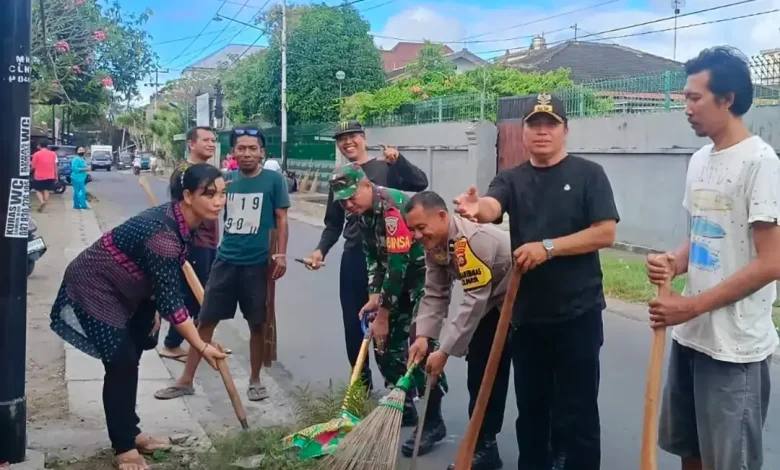 Kegiatan gotong royong di Lingkungan Yasekambang Kelurahan Cilinaya Kota Mataram
