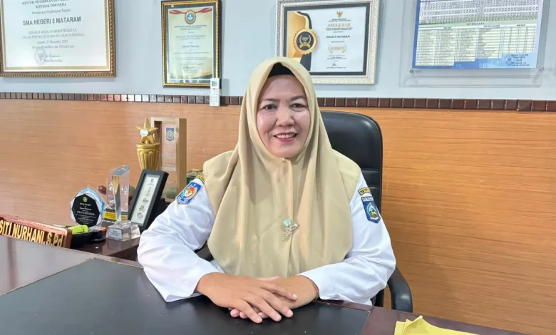 Kepala SMAN 5 Mataram Siti Nurhani
