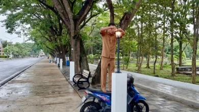 Pemasangan Bohlam Lampu di Taman KTC Taliwang