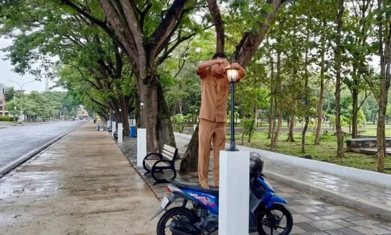 Pemasangan Bohlam Lampu di Taman KTC Taliwang