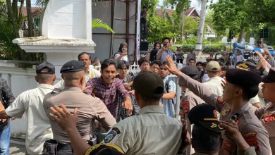 Demo Mahasiswa Desak Perbaikan Jalan Soromandi di Kantor Gubernur NTB