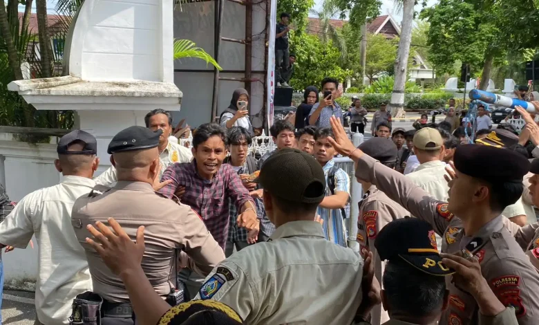 Demo Mahasiswa Desak Perbaikan Jalan Soromandi di Kantor Gubernur NTB