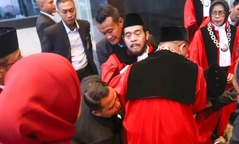 Anwar Usman Pingsan Usai Wisuda Purnabakti di Gedung MK