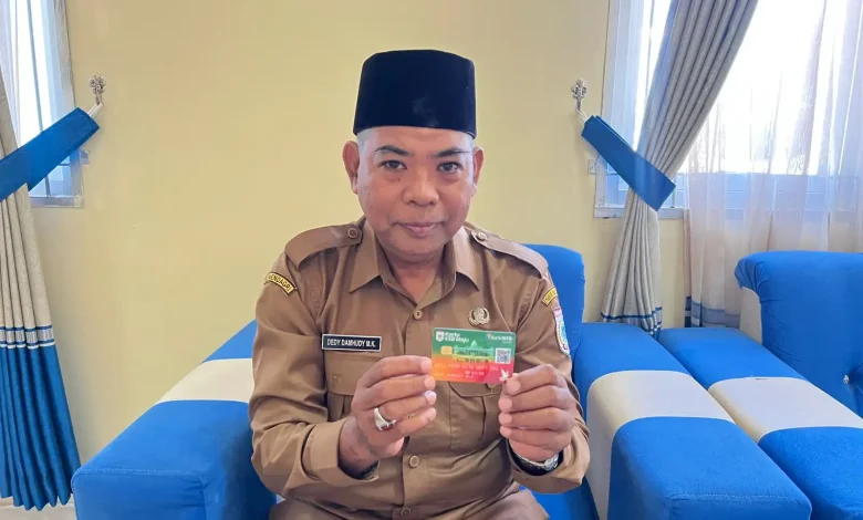 Kepala Dinas Komunikasi dan Informatika Kominfo Dedy Damhudy Kartu KSB Maju