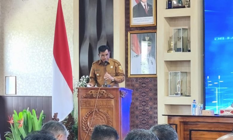 Bupati Sumbawa Syarafuddin Jarot pimpin rakor pengadaan barang dan jasa 2026.