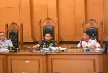Ketua Majelis Hakim, Chk Fredy Ferdian Isnartanto (tengah) saat memimpin persidangan kasus dugaan penyiraman air keras terhadap Andrie Yunus pada Rabu, 6 Mei 2026.