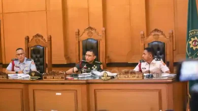 Ketua Majelis Hakim, Chk Fredy Ferdian Isnartanto (tengah) saat memimpin persidangan kasus dugaan penyiraman air keras terhadap Andrie Yunus pada Rabu, 6 Mei 2026.