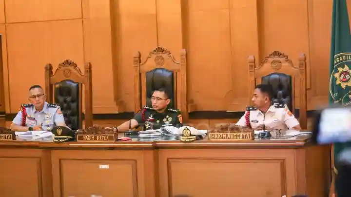 Ketua Majelis Hakim, Chk Fredy Ferdian Isnartanto (tengah) saat memimpin persidangan kasus dugaan penyiraman air keras terhadap Andrie Yunus pada Rabu, 6 Mei 2026.