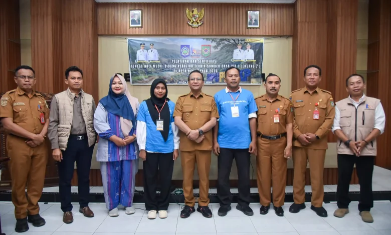 Wakil Wali Kota Bima, Feri Sofiyan (kelima dari kiri) membuka kegiatan pelatihan dan uji SKK jenjang 7 untuk Ahli Muda bidang Teknik SDA pada Selasa, 5 April 2026.