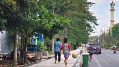 Aktivitas warga di Jalan Udayana Kota Mataram