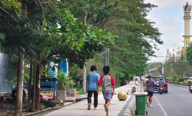 Aktivitas warga di Jalan Udayana Kota Mataram