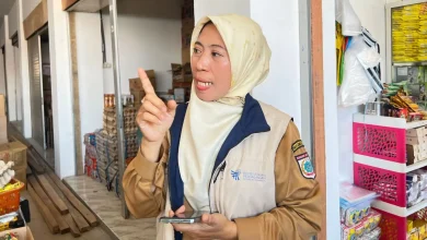 Kepala Bidang Perdagangan Dinas Koperindag Sumbawa Barat Eva Putriana Harga Cabai Rawit di Pasar Tana Mira Taliwang