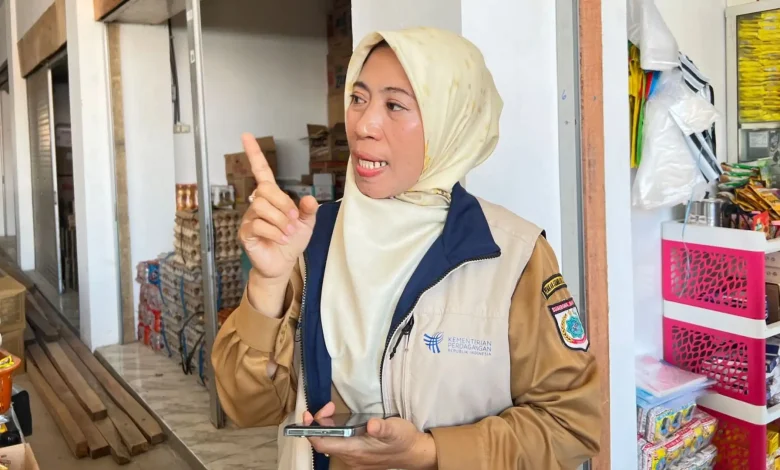 Kepala Bidang Perdagangan Dinas Koperindag Sumbawa Barat Eva Putriana Harga Cabai Rawit di Pasar Tana Mira Taliwang