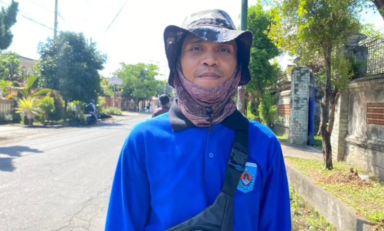 Operator Pengangkut Sampah DLH Kota Mataram Lalu Supriadi