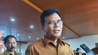 Bupati Sumbawa Ir. H. Syarafuddin Jarot memberikan keterangan terkait penyesuaian tarif air bersih.