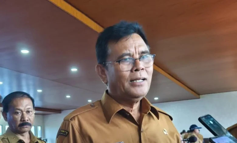 Bupati Sumbawa Ir. H. Syarafuddin Jarot memberikan keterangan terkait penyesuaian tarif air bersih.