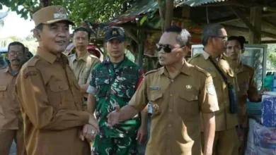 Gotong Rotong di Kecamatan Rhee, Wakil Bupati Sumbawa, Mohamad Ansori, saat meninjau langsung ke lokasi.