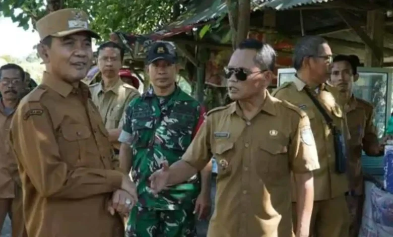 Gotong Rotong di Kecamatan Rhee, Wakil Bupati Sumbawa, Mohamad Ansori, saat meninjau langsung ke lokasi.