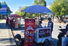 Geliat usaha kuliner di depan Taman Budaya NTB, Kota Mataram.