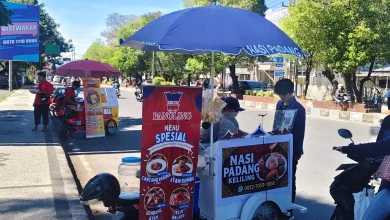 Geliat usaha kuliner di depan Taman Budaya NTB, Kota Mataram.