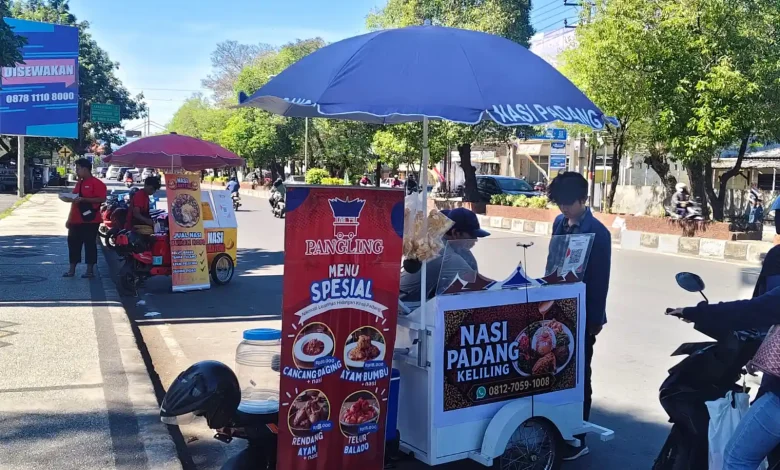 Geliat usaha kuliner di depan Taman Budaya NTB, Kota Mataram.