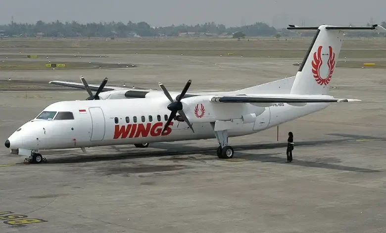 Pesawat Wings Air saat masih berada di bandara.