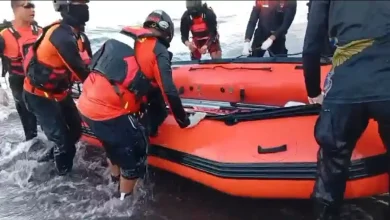 Tim SAR saat melakukan evakuasi terhadap korban kedua terseret ombak di perairan Pantai Bintaro, Minggu, 31 Mei 2026.