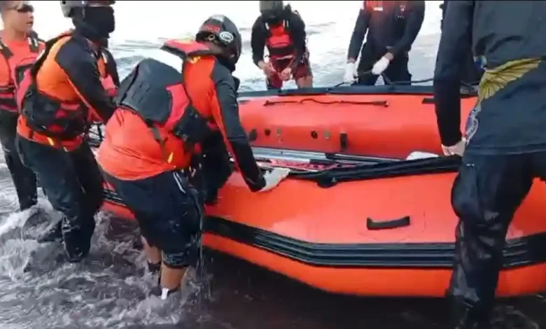 Tim SAR saat melakukan evakuasi terhadap korban kedua terseret ombak di perairan Pantai Bintaro, Minggu, 31 Mei 2026.