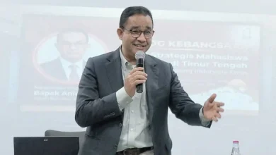 Mantan Gubernur DKI Jakarta, Anies Baswedan kritik pemerintah atas melemahnya rupiah.