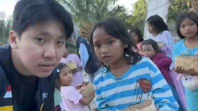 Konten kreator Sadam Permana Wiyana saat membagikan daging kurban pada anak-anak di wilayah Lombok Timur.
