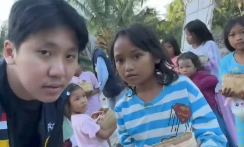 Konten kreator Sadam Permana Wiyana saat membagikan daging kurban pada anak-anak di wilayah Lombok Timur.