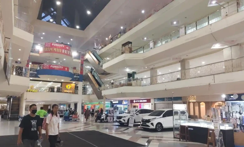 Potret Aktivitas Pengunjung di Mataram Mall, Jumat, 29 Mei 2026.