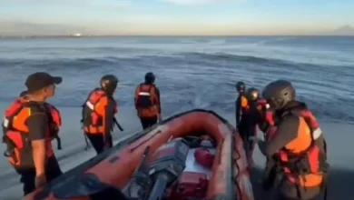 Tim SAR gabungan saat melakukan upaya pencarian korban kedua yang terseret ombak di perairan Pantai Ampenan, Sabtu, 30 Mei 2026.