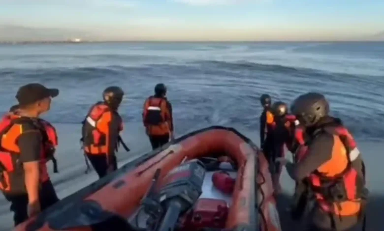 Tim SAR gabungan saat melakukan upaya pencarian korban kedua yang terseret ombak di perairan Pantai Ampenan, Sabtu, 30 Mei 2026.