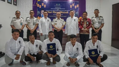 Potret tujuh warga binaan Lapas Kelas IIA Lombok Barat saat menerima remisi Waisak tahun 2026.