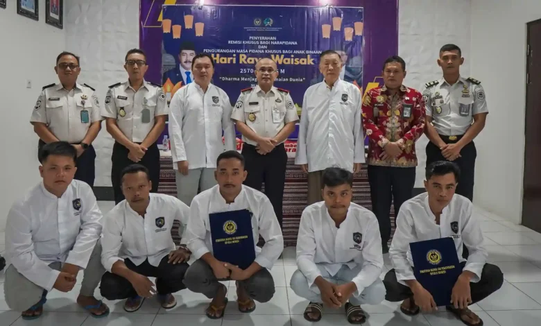 Potret tujuh warga binaan Lapas Kelas IIA Lombok Barat saat menerima remisi Waisak tahun 2026.