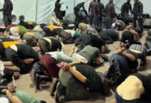 Pasukan Israel memaksa ratusan aktivis Global Sumud Flotilla (GSF) berlutut ke lantai dengan tangan terikat di belakang punggung.