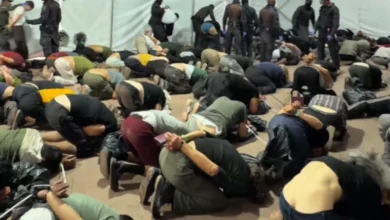 Pasukan Israel memaksa ratusan aktivis Global Sumud Flotilla (GSF) berlutut ke lantai dengan tangan terikat di belakang punggung.